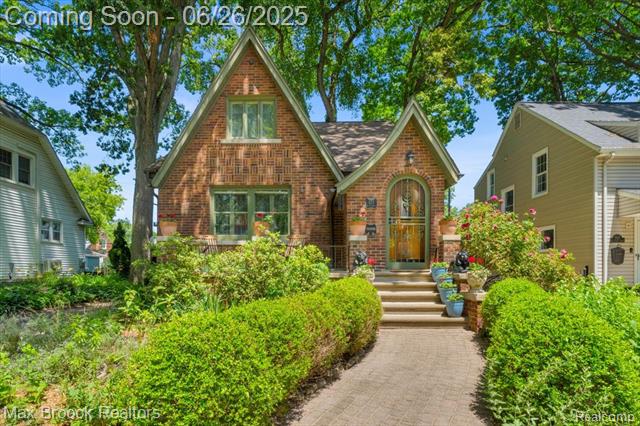 front view picture of 923 E 5Th St, Royal Oak, MI. 48067