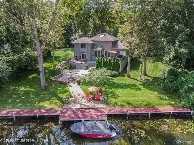 front view picture of 9929 Curie Lane, Pinckney, MI. 48169