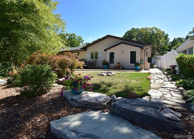 front view picture of 11954 Portage Lake Avenue, Pinckney, MI. 48169