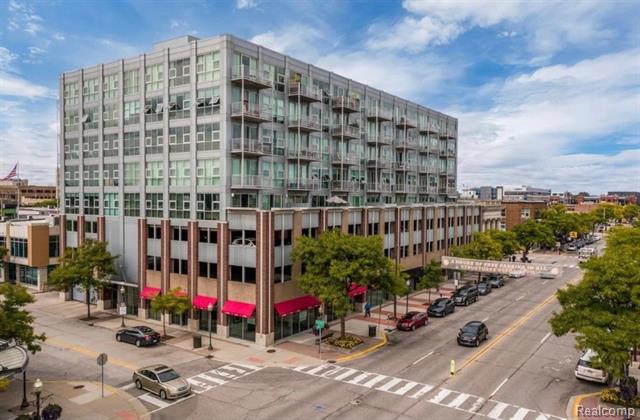 front view picture of 100 W 5Th St, Royal Oak, MI. 48067