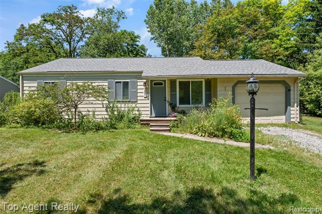 front view picture of 227 W Peterson Drive, Brighton, MI. 48114