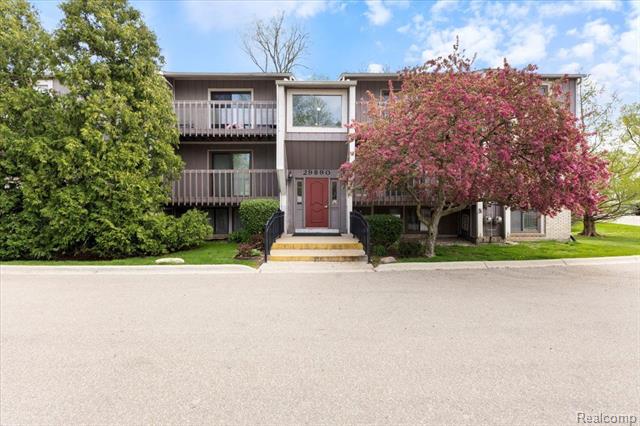 front view picture of 29890 W 12 Mile Rd Apt 902, Farmington, MI. 48334