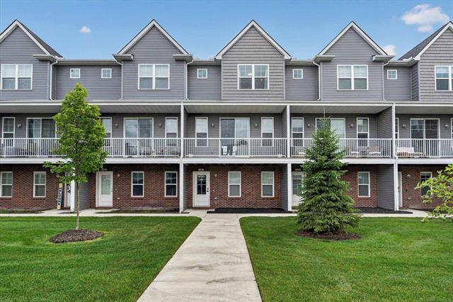 front view picture of 3981 Trailway Commons Circle, Auburn Hills, MI. 48326