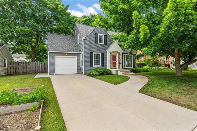 front view picture of 1115 Keneberryse  Way, Grand Rapids, MI. 49506