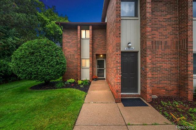 front view picture of 33847 Pondview Circle, Livonia, MI. 48152