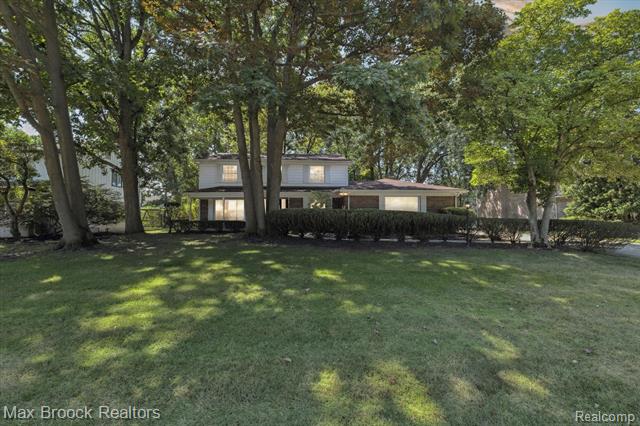 front view picture of 22515 Kenwyck Dr, Southfield, MI. 48034