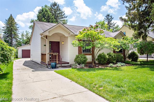 front view picture of 10795 Kingston Ave, Huntington Woods, MI. 48070
