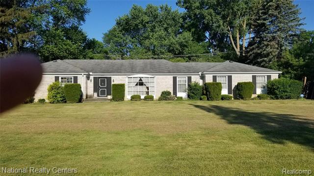 front view picture of 28201 W Kalong Cir Circle, Southfield, MI. 48034