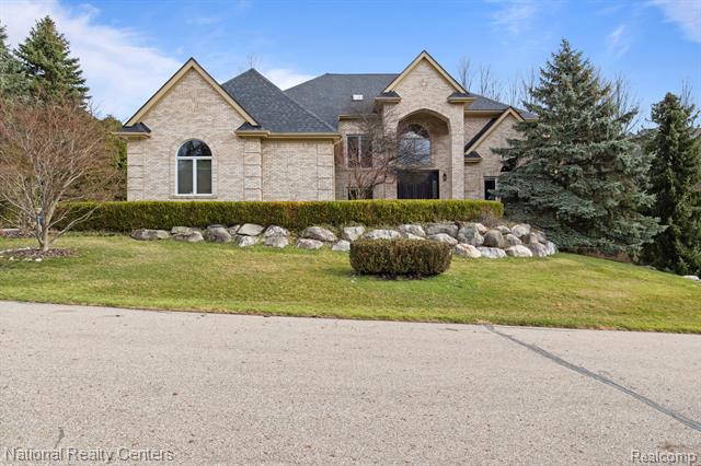front view picture of 26732 Wembley Ct, Farmington, MI. 48331