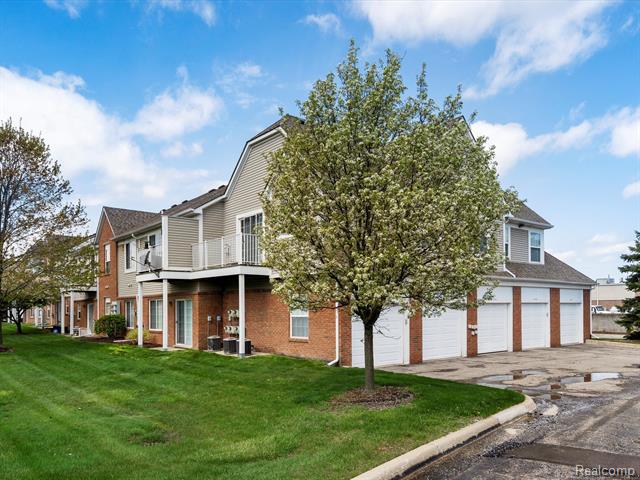 front view picture of 2100 Monarch Drive, Shelby Township, MI. 48316