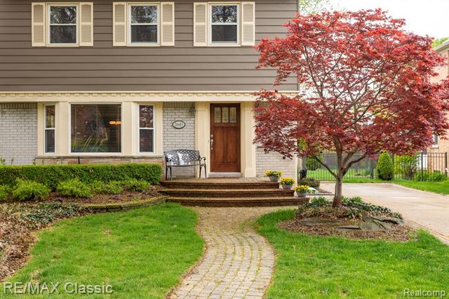 front view picture of 26681 Huntington Rd, Huntington Woods, MI. 48070