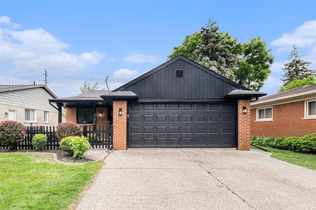 front view picture of 17575 Sunnybrook Ave, Southfield, MI. 48076