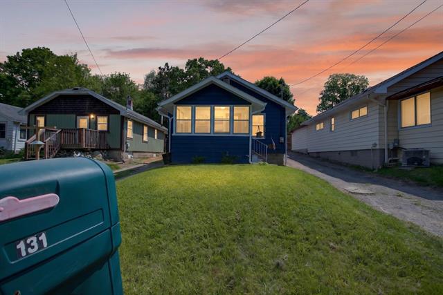 front view picture of 131 Park Dr, Jackson, MI. 49203