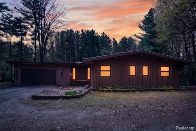 front view picture of 3301 Jewell Road, Howell, MI. 48843
