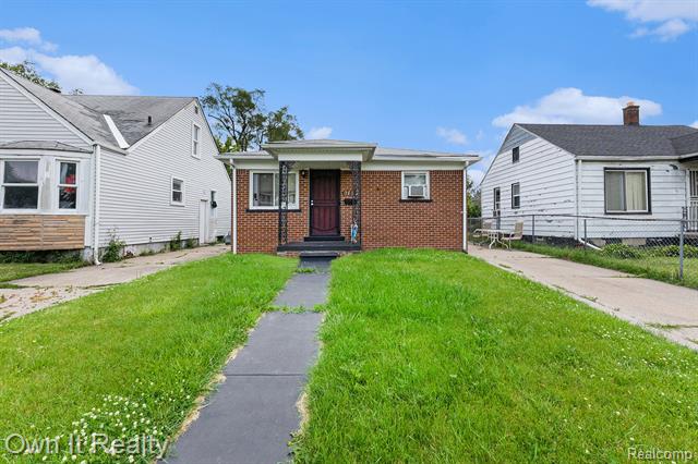 front view picture of 6788 Auburn Street, Detroit, MI. 48228