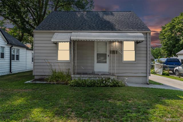 front view picture of 26537 Alger St, Madison Heights, MI. 48071