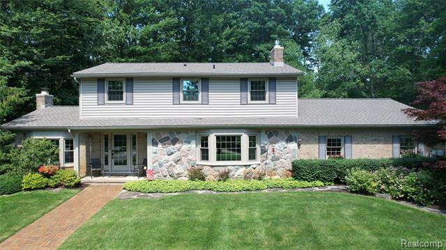 front view picture of 3319 N Tipsico Lake Road, Hartland, MI. 48353