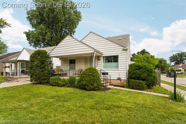 front view picture of 1921 E 4Th St, Royal Oak, MI. 48067