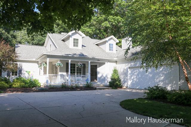 front view picture of 260 Oakwood Court, Ionia, MI. 48846