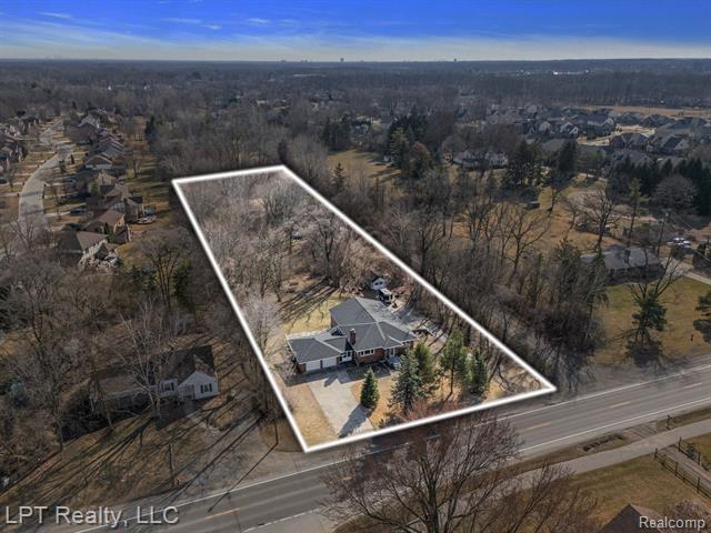 front view picture of 804 E Avon Road, Rochester, MI. 48307