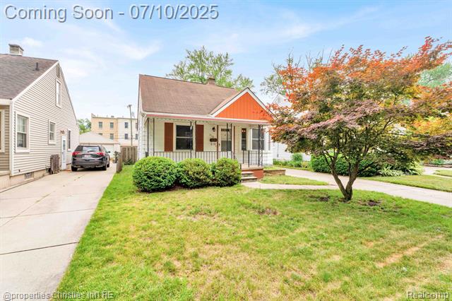 front view picture of 816 E 3Rd St, Royal Oak, MI. 48067