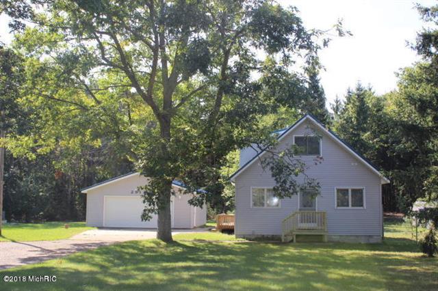 front view picture of 2913 W County Line Road, Manistee, MI. 49660