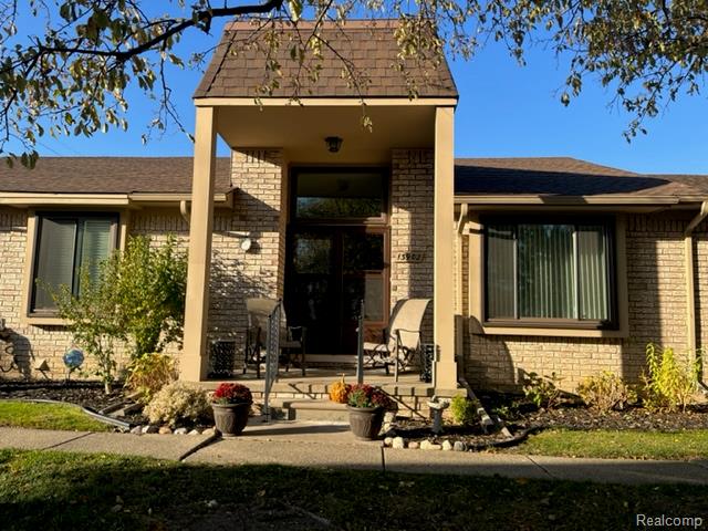 front view picture of 13902 Somerset Ln, Warren, MI. 48088