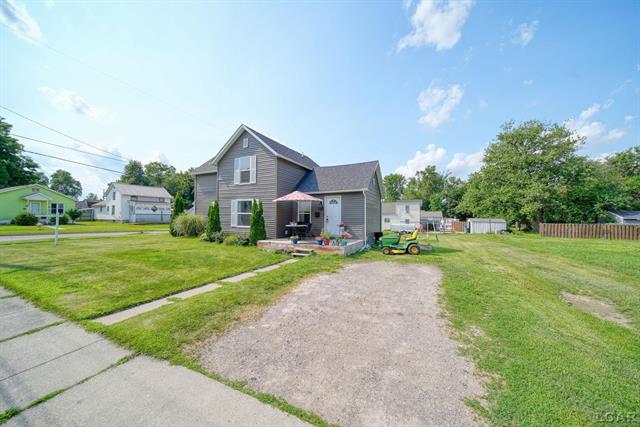 front view picture of 424 W Summit St, Adrian, MI. 49221