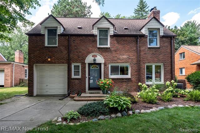 front view picture of 27461 Goldengate Dr W, Southfield, MI. 48076