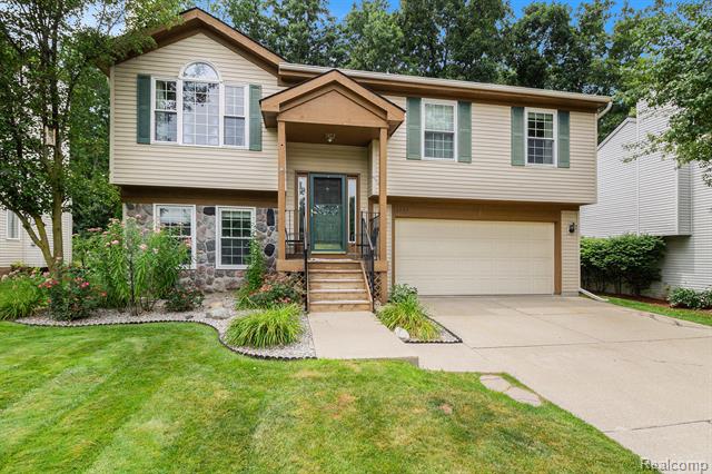 front view picture of 1735 Andover Boulevard, Howell, MI. 48843