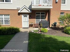 front view picture of 798 Olde English Cir, Howell, MI. 48855