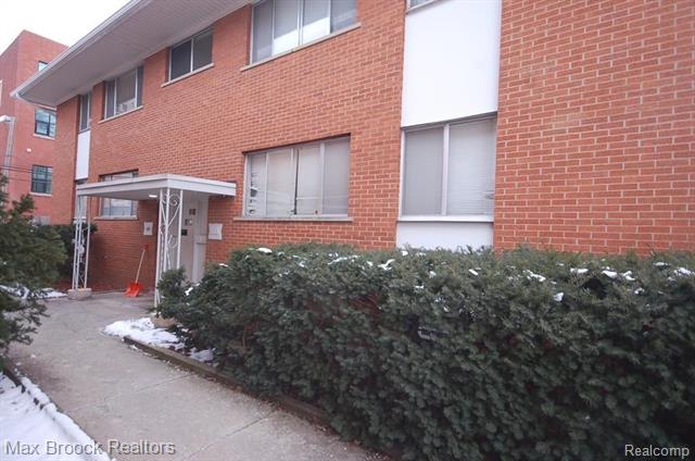 front view picture of 118 N Center St, Royal Oak, MI. 48067