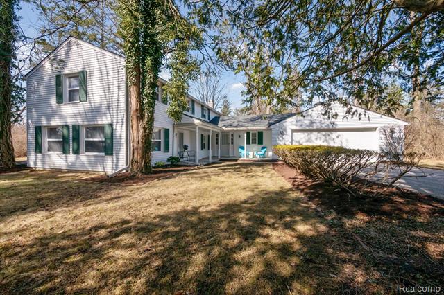 front view picture of 27075 Pebblebrook St, Southfield, MI. 48034