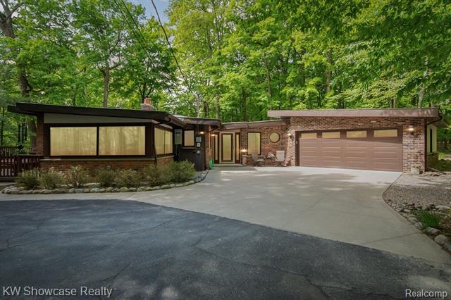 front view picture of 27030 Edgemoor St, Farmington, MI. 48334