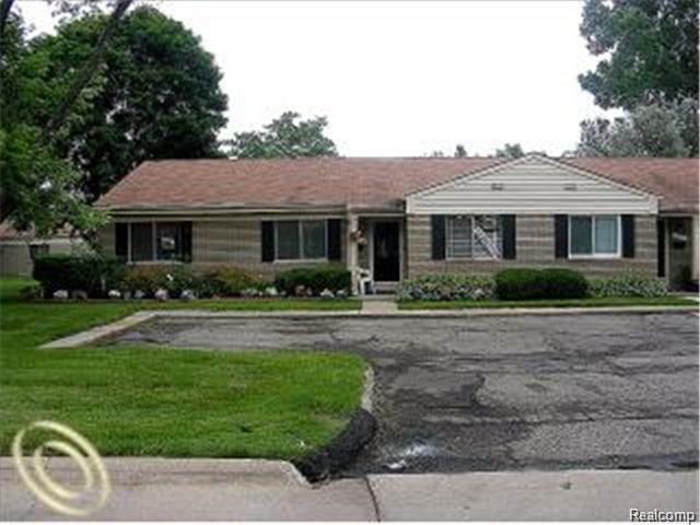 front view picture of 26745 Franklin Pointe Dr, Southfield, MI. 48034