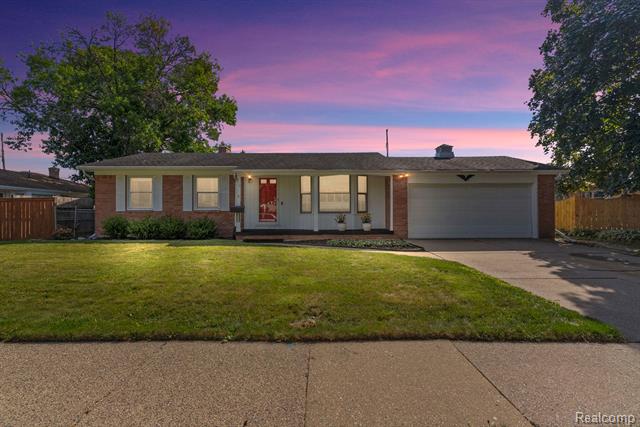 front view picture of 1610 Ravenswood Drive, Lansing, MI. 48917