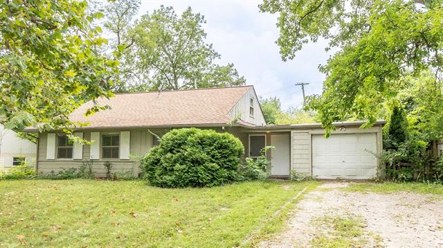 front view picture of 2310 Pinecrest, Ann Arbor, MI. 48104