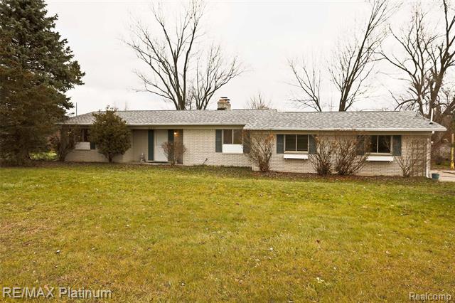 front view picture of 10201 Fenton Road, Fenton, MI. 48430