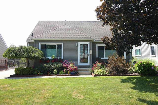 front view picture of 2027 Buckingham Ave, Berkley, MI. 48072