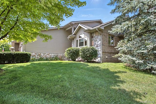 front view picture of 920 Mildred J Court, Brighton, MI. 48116