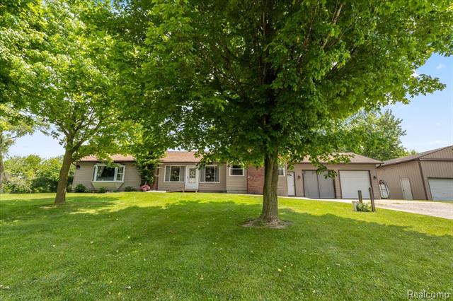 front view picture of 7569 S Durand Rd, Durand, MI. 48429