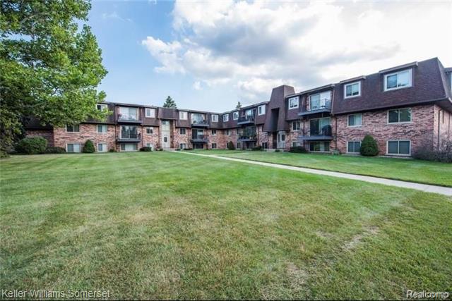 front view picture of 530 Riviera Drive, Saint Clair Shores, MI. 48080