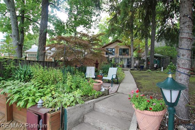 front view picture of 16232 Cove Drive, Linden, MI. 48451