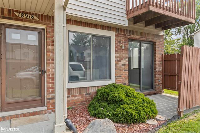 front view picture of 18918 E 14 Mile Rd, Roseville, MI. 48066