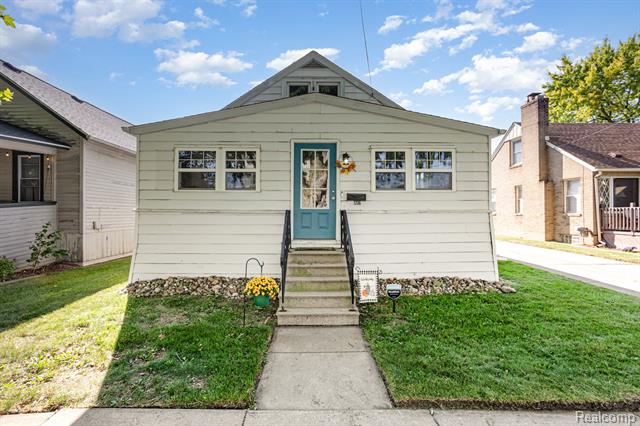 front view picture of 1206 S Farragut St, Bay City, MI. 48708