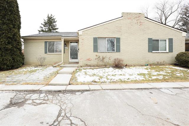 front view picture of 26065 Franklin Pointe Dr, Southfield, MI. 48034