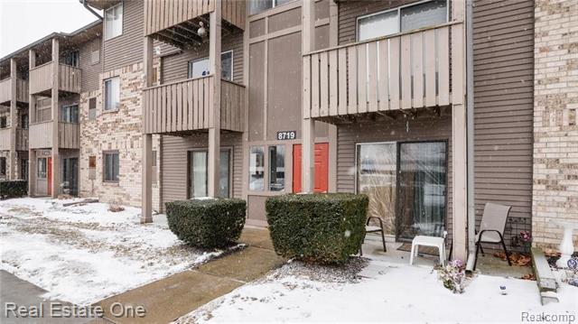 front view picture of 8719 Meadowbrook Drive, Brighton, MI. 48116
