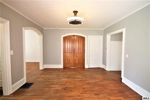 front view picture of 719 Edgewood, Jackson, MI. 49202