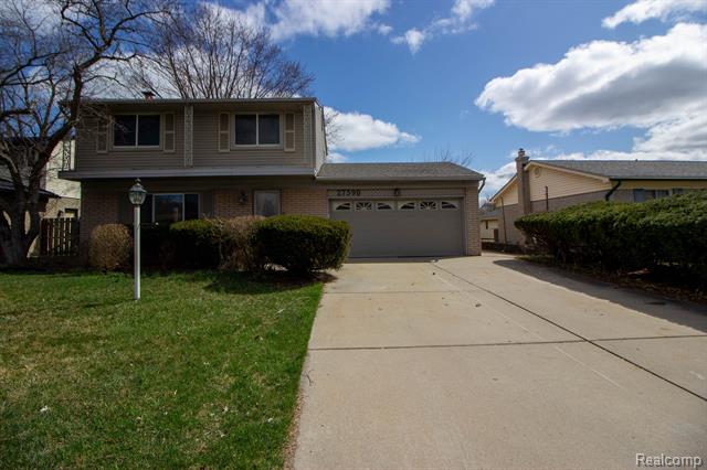 front view picture of 27390 Pierce St, Southfield, MI. 48076