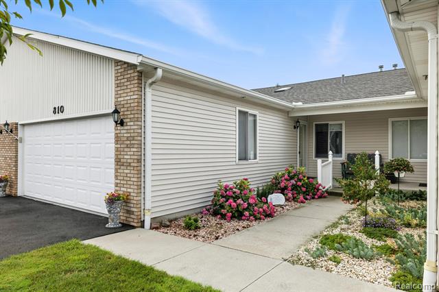 front view picture of 810 Crystal Lane, Marysville, MI. 48040
